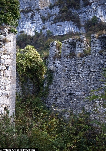Isera, Castel Corno